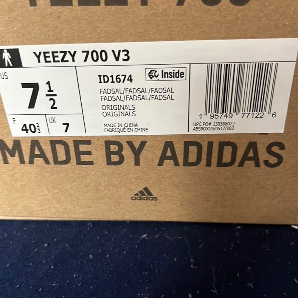 Yeezy 700 v3 original release date 0ct 8 2022 size men 7.5 unisex